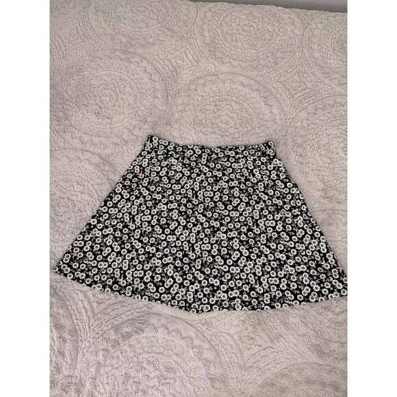 LOFT Black & White Floral A-Line Mini Skirt – Button Front – Size Medium - Picture 7 of 8
